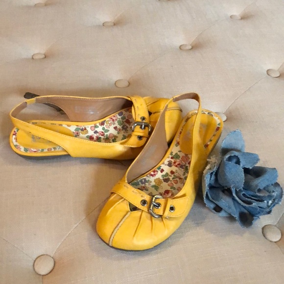 Decree Buckled Slides size 61/2 - Picture 2 of 3